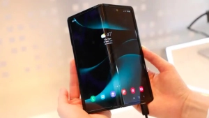 Samsung is working on a folding screen smartphone that can rotate 360 degrees