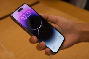iPhone 16/17 Pro to Feature Punch-Hole Display, Modern Look